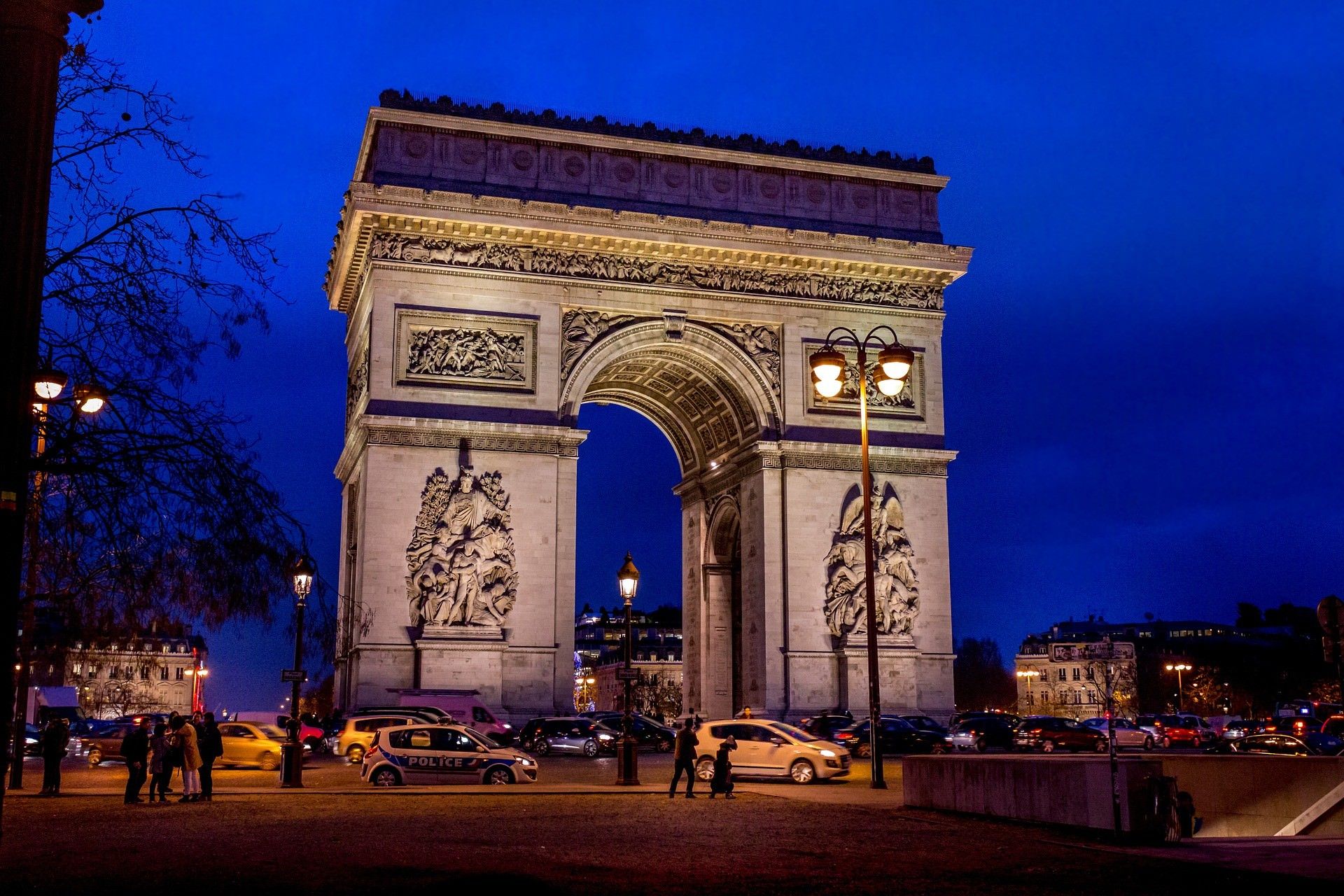Arc du Triomphe at night