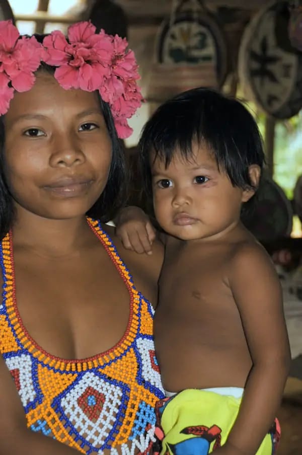 Mother and child of the Emberá Parara Puru of Panama