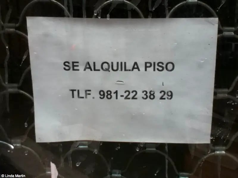 Apartment for rent sign in A Coruna
